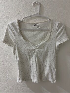 H&M Cream Short Sleeve Scoop Neck Tee with Light Blue Floral Print